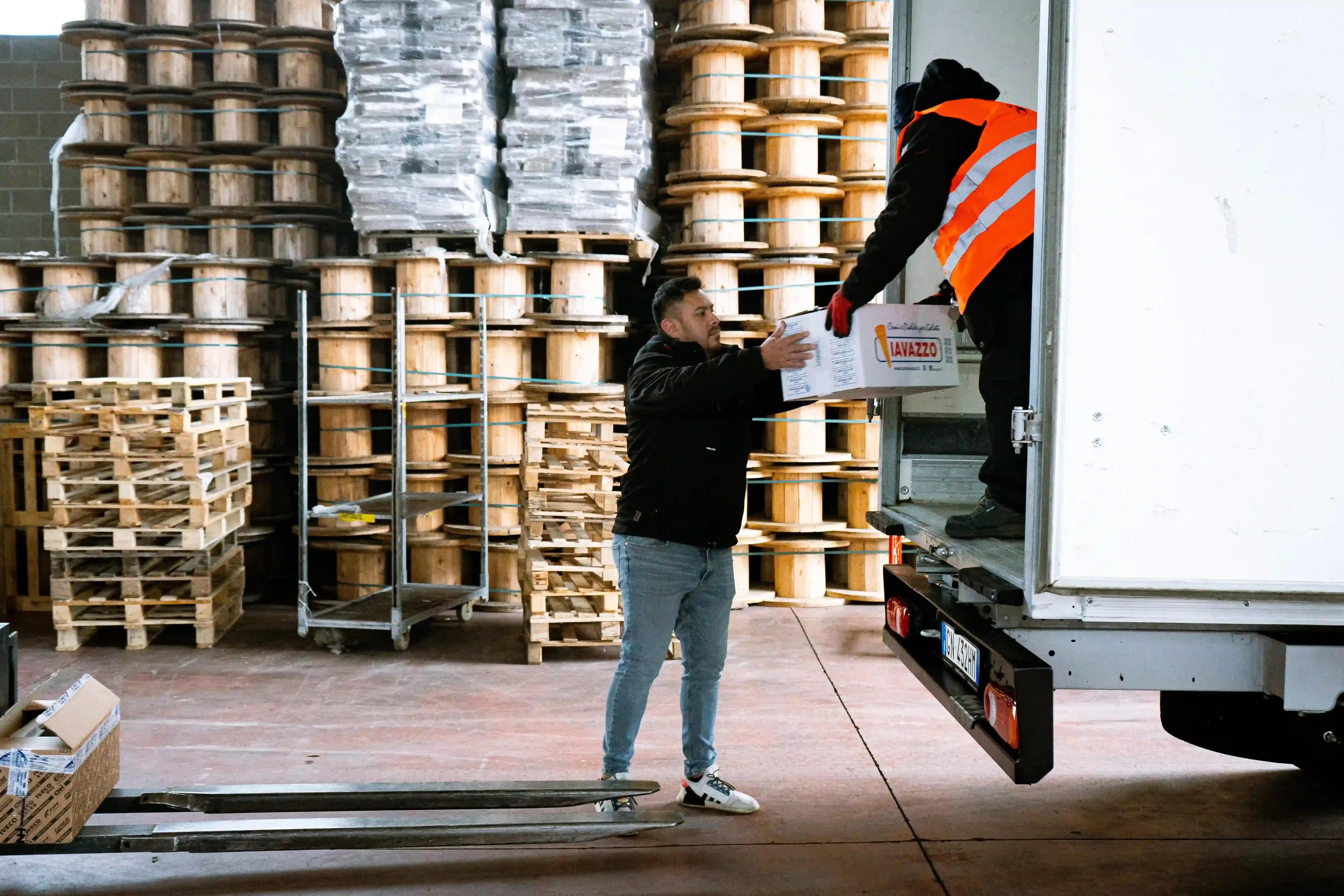 Un dipendente BTL che carica un pacco nel furgone